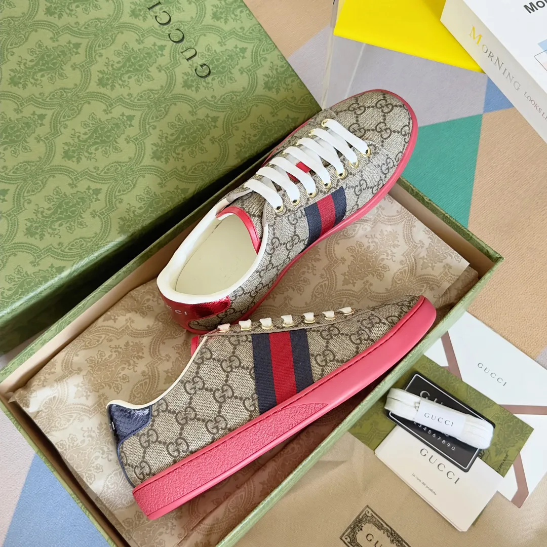 👟👟Ex-factory price 540👟👟 Men's size +10 Top version: Gucci G family classic Ace series Embroidery Little Bee White Shoes Couple Style Ribbon Love Casual Sports Shoes Sneakers Original Purchase Development Production This brand's classic low-top sports shoes interweave golden embroidered bees with red and green webbing. The bee is a classic element of the brand. It appeared in the Gucci ready-to-wear series in the 1970s. Exquisite packaging at the delivery counter🛍📦 ▪️Fabrics: Original custom imported first-layer cowhide ▪️Foots: Original custom cowhide lining ▪️Sole: Original open-molded rubber non-slip material ▪️Sole thickness: 2.5CM ▪️Size: Women's 34-41 (customized 34/41) ▪️Size: Men's 38-46 (38/46 customized)